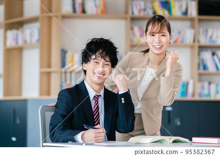 在補習班學習考試的男高中生和女教師 95382367