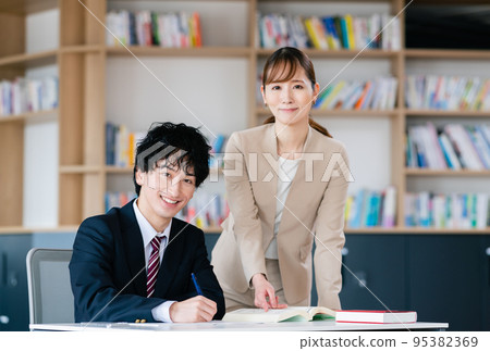 在補習班學習考試的男高中生和女教師 95382369