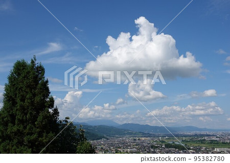 Obasute Chorakuji Temple, also known as a famous place for viewing the moon, where the rice terraces and Basho also visited 95382780