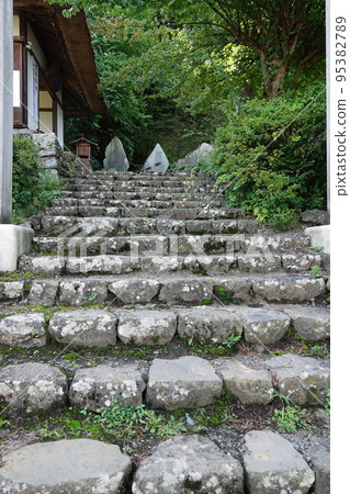 Obasute Chorakuji Temple, also known as a famous place for viewing the moon, where the rice terraces and Basho also visited 95382789