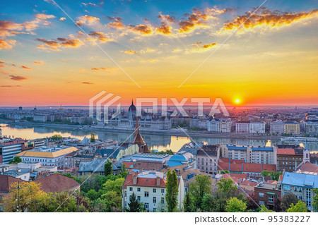 Budapest Hungary, city skyline sunrise at Hungarian Parliament and Danube River Budapest Hungary, city skyline sunrise at Hungarian Parliament and Danube River 95383227