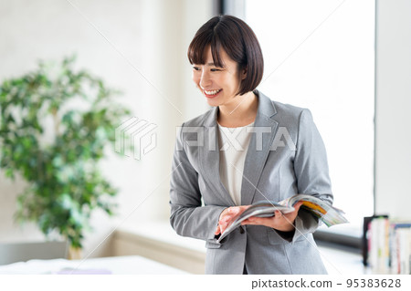 A female lecturer teaching. A female lecturer teaching. 95383628