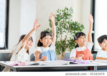 小學生在課堂上舉手。 小學生在課堂上舉手。 95383979