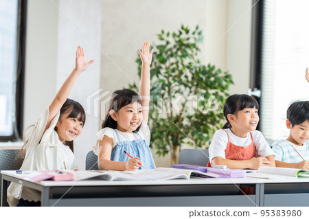 小學生在課堂上舉手。 小學生在課堂上舉手。 95383980
