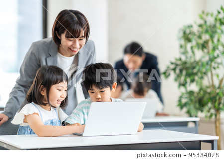 Elementary school students and teachers studying programming. Elementary school students and teachers studying programming. 95384028