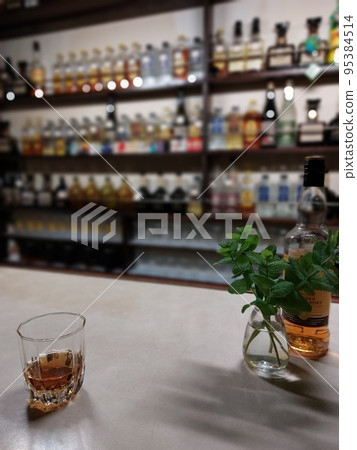 一個人安靜地喝酒的氣氛 95384514