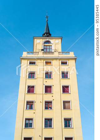 Old residential building in central Madrid 95385445