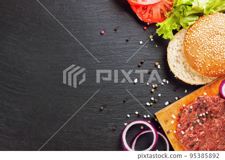 The ingredients for the burger 95385892