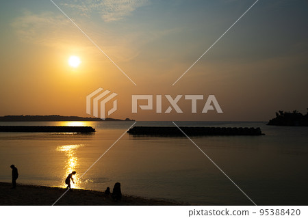 沖繩日落和大海,人的剪影 沖繩日落和大海,人的剪影 95388420