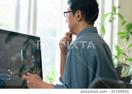 Middle man trading stocks at home 95389958
