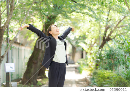 深呼吸的女人 95390011