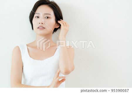 在牆前擺姿勢的女人 95390087