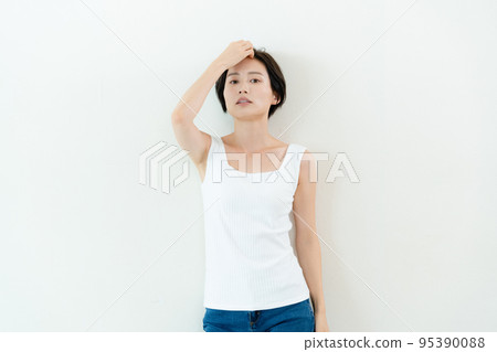 在牆前擺姿勢的女人 95390088