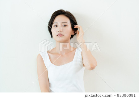 Woman posing in front of a wall 95390091