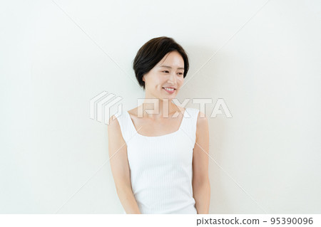 Woman posing in front of a wall 95390096