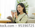 一名年輕女子在看智能手機 95390725