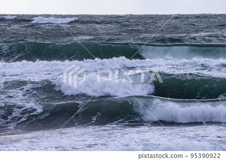 日本海的波浪 95390922