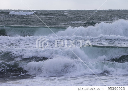 日本海的波浪 95390923