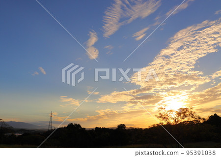 秋天傍晚的天空,太陽,雲,樹 秋天傍晚的天空,太陽,雲,樹 95391038