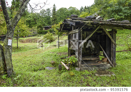 Hida no Sato in autumn (rainy weather) 95391576