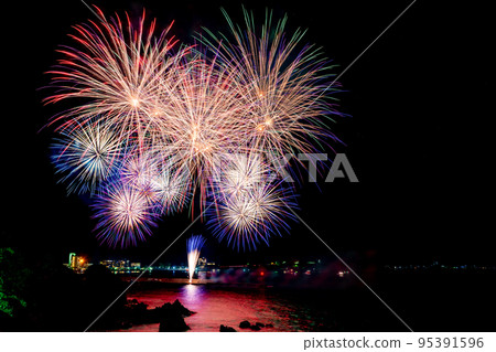 靜岡縣伊豆市土肥夏日祭海上花火大會 靜岡縣伊豆市土肥夏日祭海上花火大會 95391596