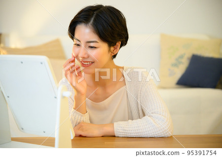 Image of easy-to-use night beauty before going to bed, indirect lighting, etc. 95391754