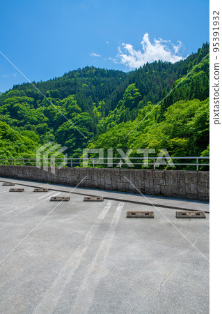 荒川上游,靠近大瀧溫泉路邊站,從停車場望去,清新的綠色風景 荒川上游,靠近大瀧溫泉路邊站,從停車場望去,清新的綠色風景 95391932