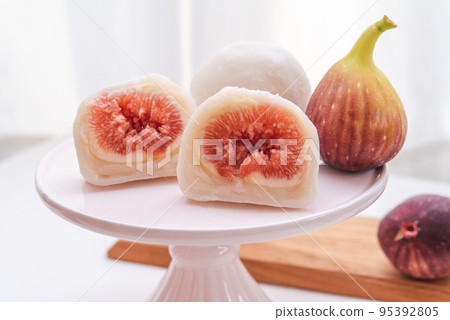 蛋糕架上的無花果大福橫截面 蛋糕架上的無花果大福橫截面 95392805