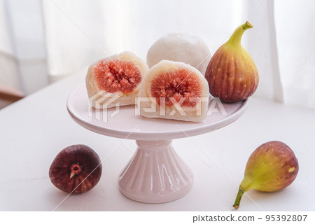 蛋糕架上的無花果大福橫截面 95392807