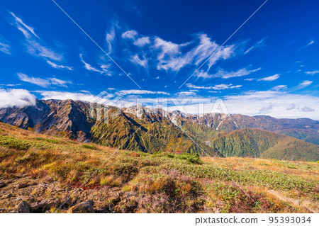 (長野縣)紅葉美麗的白馬八方一 從山間小道眺望白馬三山 (長野縣)紅葉美麗的白馬八方一 從山間小道眺望白馬三山 95393034