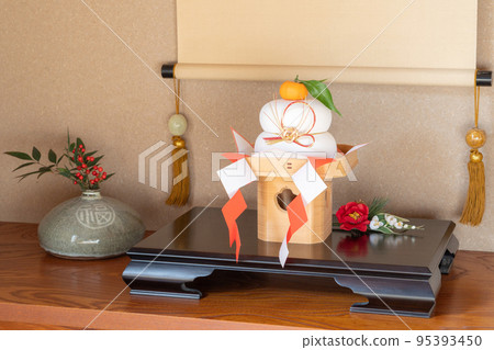 Japanese New Year | Kagami-mochi in the tokonoma 95393450