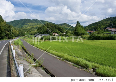 初秋鄉間小路(九月)(天空、山巒、柏油路) 初秋鄉間小路(九月)(天空、山巒、柏油路) 95393591