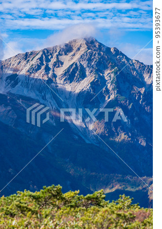 (Nagano Prefecture) Hakuba Happo-one with its beautiful autumn foliage Mt. Shirouma Yarigatake seen from the trail (Nagano Prefecture) Hakuba Happo-one with its beautiful autumn foliage Mt. Shirouma Yarigatake seen from the trail 95393677