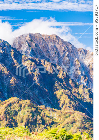 (長野縣)紅葉美麗的白馬八方一 從山間小道眺望石獅岳 (長野縣)紅葉美麗的白馬八方一 從山間小道眺望石獅岳 95393717