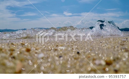 海浪拍打在沙灘上 95393757