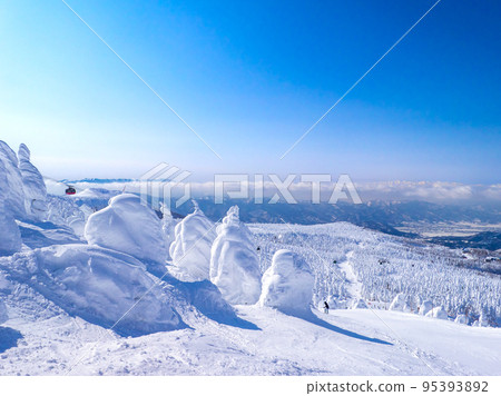 Clear skiing course on frost-covered trees (Zao Onsen Ski Resort, Yamagata Prefecture) 95393892