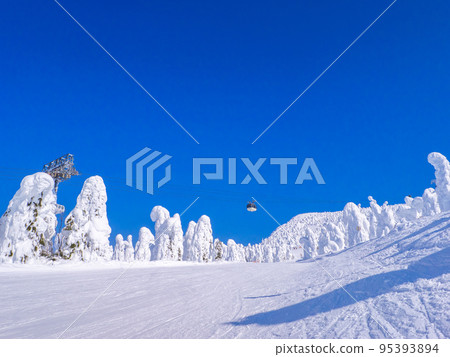 Ropeway passing over the clear frost-covered trees course (Zao Onsen Ski Resort, Yamagata Prefecture) Ropeway passing over the clear frost-covered trees course (Zao Onsen Ski Resort, Yamagata Prefecture) 95393894