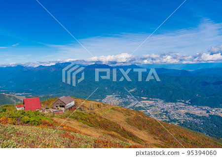 (Nagano Prefecture) Climbing Hakuba Happo-one with beautiful autumn leaves overlooking the Happoike mountain hut and the quad lift (Nagano Prefecture) Climbing Hakuba Happo-one with beautiful autumn leaves overlooking the Happoike mountain hut and the quad lift 95394060