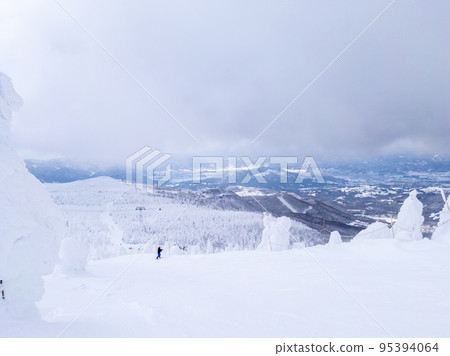 Snow-covered snow field skiing course (Yamagata Prefecture, Zao Onsen Ski Resort) Snow-covered snow field skiing course (Yamagata Prefecture, Zao Onsen Ski Resort) 95394064