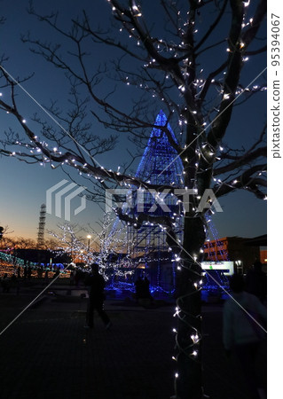 Night park with shining illuminations 95394067