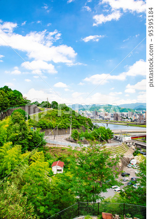 這是廣島市西部丘陵（龍王公園）附近沿太田川排水道的城市景觀。您可以看到牛田神田山的方向。 95395184