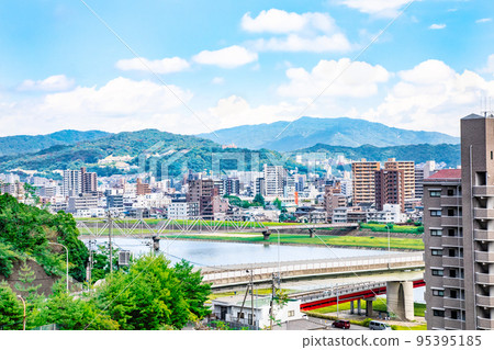 這是廣島市西部丘陵(龍王公園)附近沿太田川排水道的城市景觀。您可以看到牛田神田山的方向。 這是廣島市西部丘陵(龍王公園)附近沿太田川排水道的城市景觀。您可以看到牛田神田山的方向。 95395185