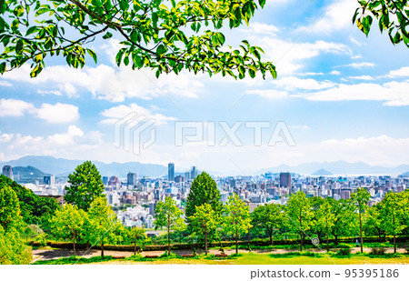 從廣島市西部的丘陵（龍王公園）附近看到的廣島市東南方向。可以看到瀨戶內海。 95395186