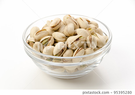 pistachios in a glass bowl 95395280