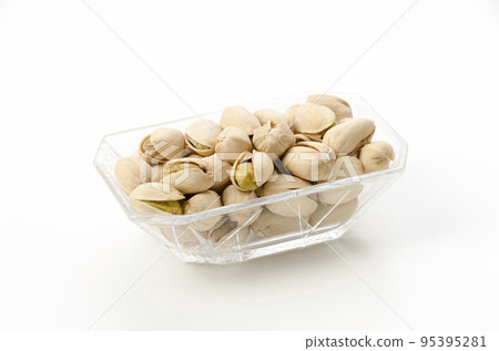 pistachios in a glass plate 95395281