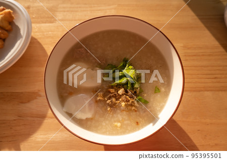 Hot porridge, put in a cup 95395501