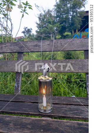 Burmese lanterns that have been lit are set on wooden planks 95395512