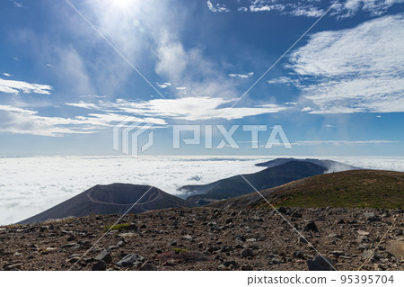 從一西峽山頂附近俯瞰東小富士山 從一西峽山頂附近俯瞰東小富士山 95395704