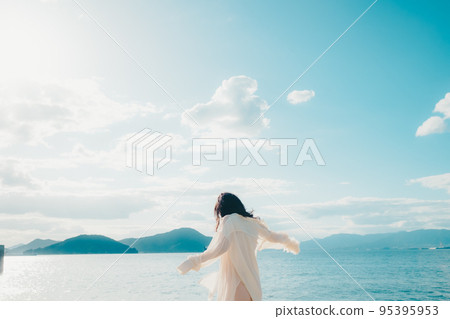 一個女人站在沙灘上的照片 一個女人站在沙灘上的照片 95395953