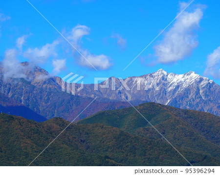 Snow-covered Autumn Northern Alps 95396294
